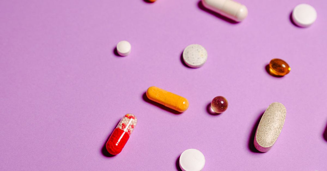 Verschiedene bunte Vitamin-Kapseln und Tabletten auf einer weißen Fläche – best multivitamine 2026
