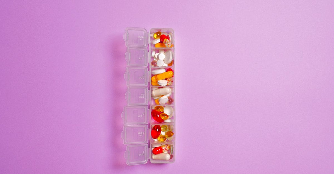Organizer for Vitamins and Supplements – durchdachte Aufbewahrungsbox mit verschiedenen Fächern für Kapseln und Tabletten, übersichtlich auf einem weißen Hintergrund arrangiert.
