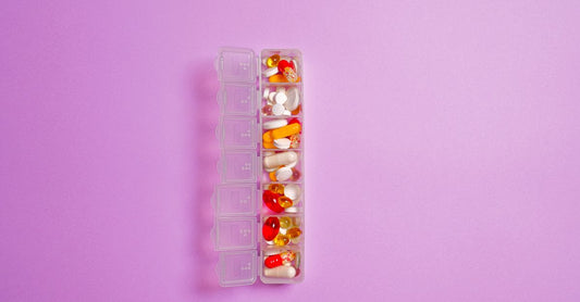 Organizer for Vitamins and Supplements – durchdachte Aufbewahrungsbox mit verschiedenen Fächern für Kapseln und Tabletten, übersichtlich auf einem weißen Hintergrund arrangiert.