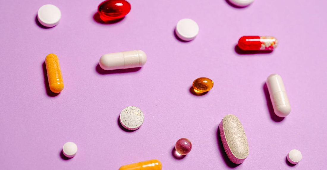 Multivitamin-Kapseln in einer flachen Anordnung auf hellem Hintergrund, passend zum Multivitamine Buying Guide