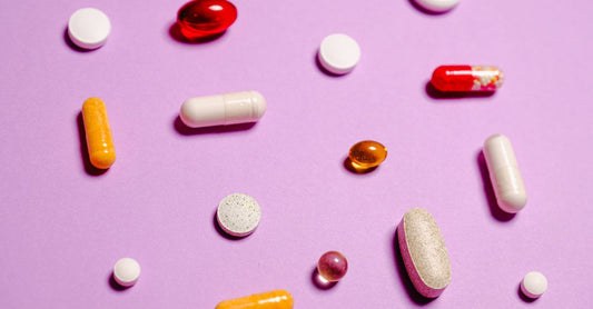 Multivitamin-Kapseln in einer flachen Anordnung auf hellem Hintergrund, passend zum Multivitamine Buying Guide