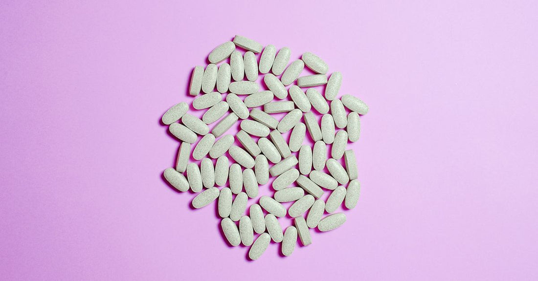 Hefepilzinfektion Behandlungen Kaufberatung: Probiotika-Kapseln und natürliche Wirkstoffe auf hellem Hintergrund
