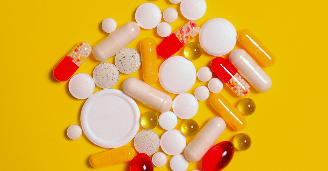 Flach liegende Flasche mit Multivitamin-Kapseln auf hellem Hintergrund, best multivitamine 2026