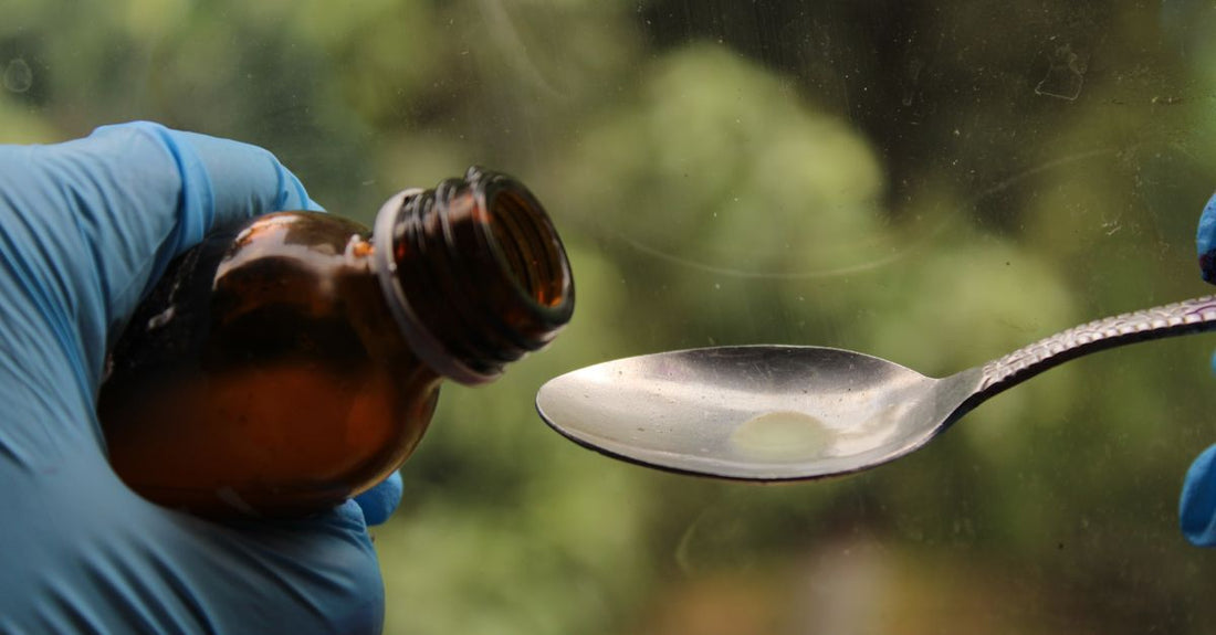 Flasche mit Holunderbeersirup für Immunsupport auf einem Holztisch