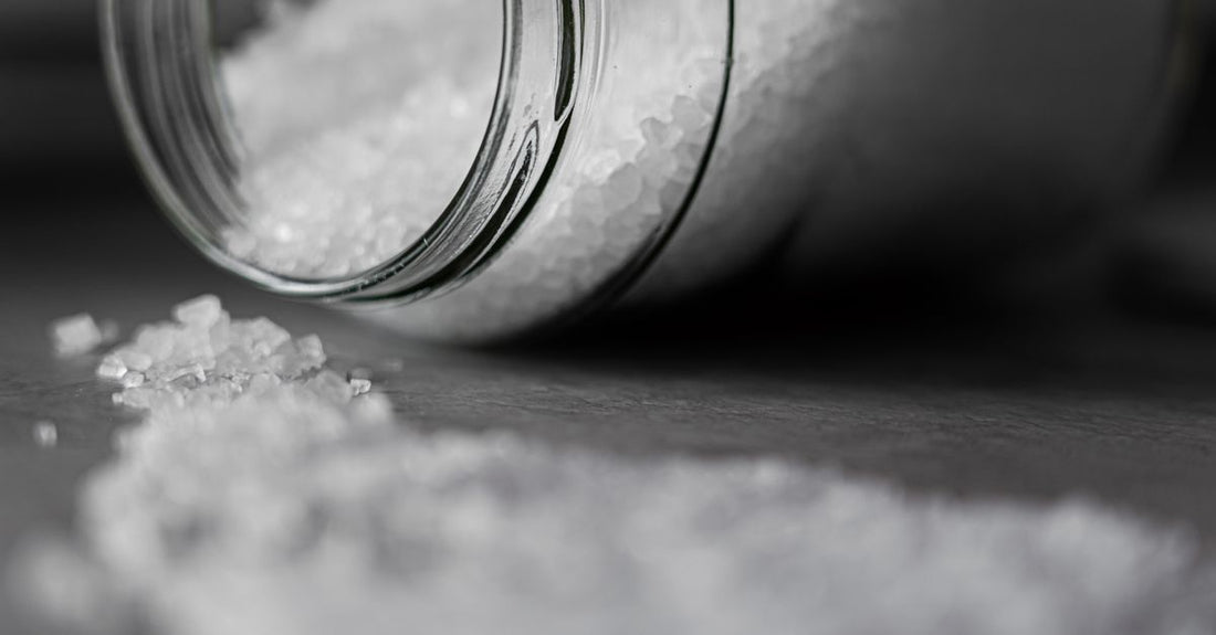 Sodium Buying Guide: Natürliches Sodium Bentonit-Tonerde-Pulver in einem Glasgefäß mit Holzlöffel