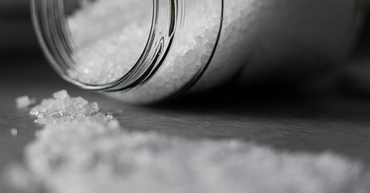 Sodium Buying Guide: Natürliches Sodium Bentonit-Tonerde-Pulver in einem Glasgefäß mit Holzlöffel