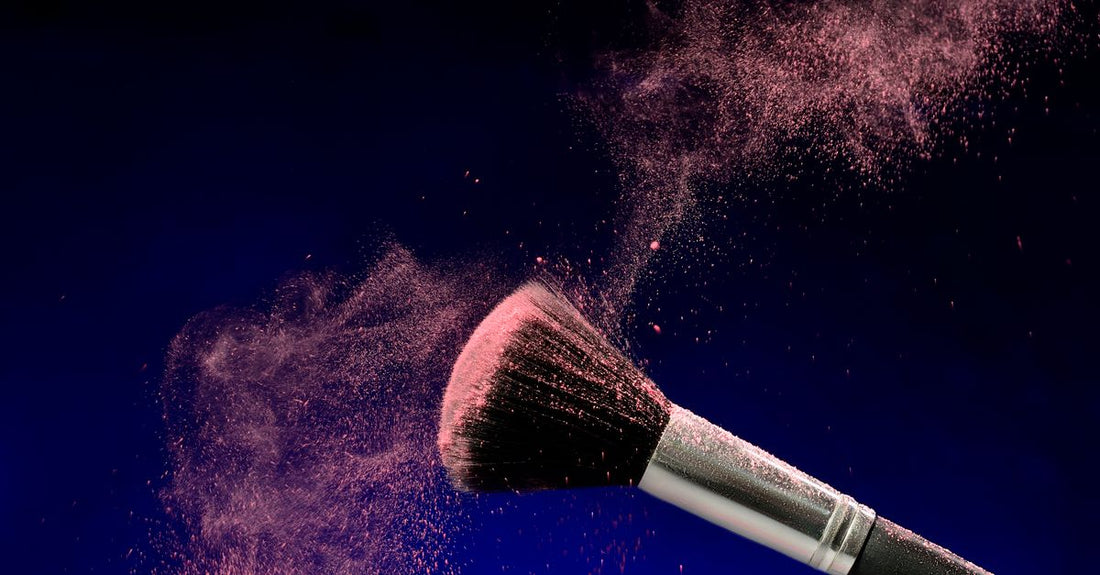Ein Glasgefäß mit hautfreundlichem Körperpuder und einem weichen Puderapplikator – der Dusting Powders Buying Guide 2026