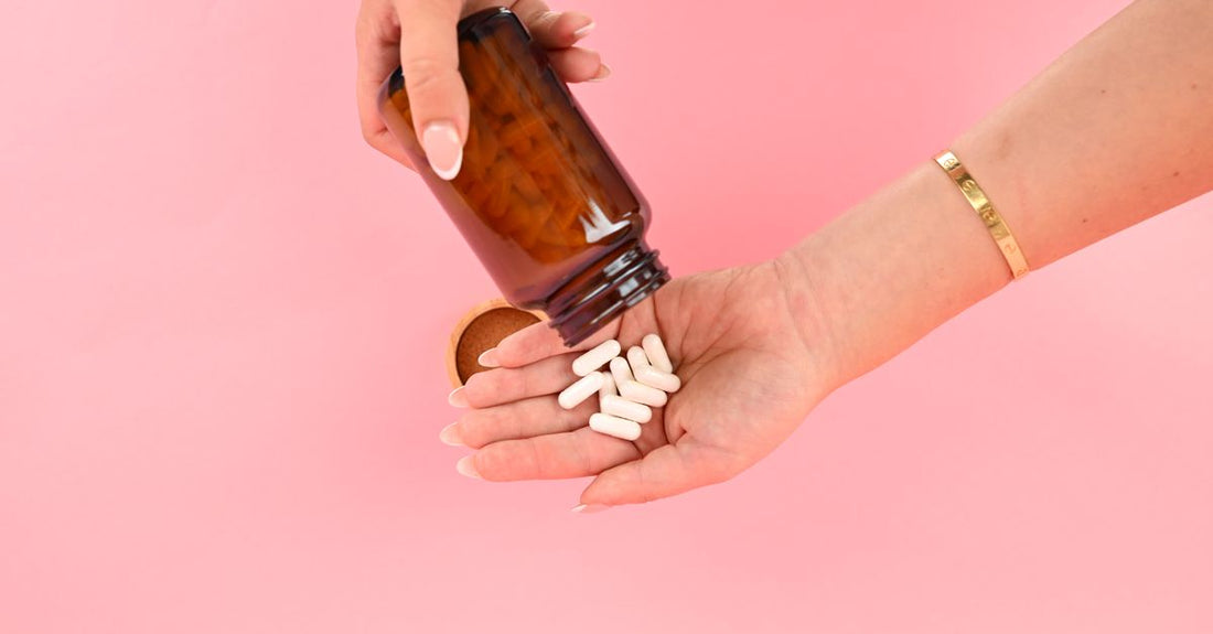 Melatonin-Dosierungsleitfaden: Flasche mit Melatonin-Kapseln auf einem Nachttisch für besseren Schlaf
