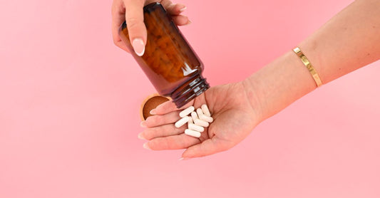 Melatonin-Dosierungsleitfaden: Flasche mit Melatonin-Kapseln auf einem Nachttisch für besseren Schlaf