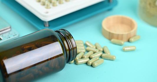 Leere transparente Size 00 Kapseln für Supplements auf weißem Hintergrund