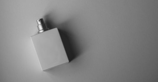Best Cologne 2026: Mehrere elegante Duftflakons auf einem Marmortisch arrangiert, die die Vielfalt der Düfte zeigen.