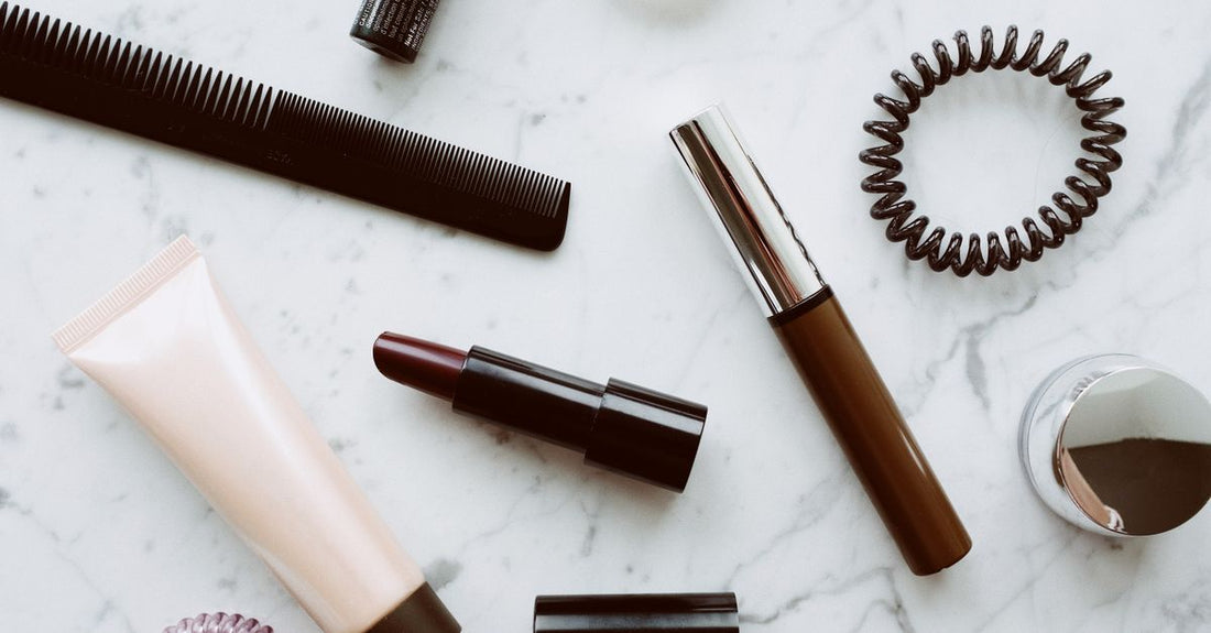 Mascara Buying Guide: Eine schwarze Wimperntusche mit glänzender Verpackung liegt auf einer weißen Marmoroberfläche und symbolisiert hochwertige Beauty-Produkte.
