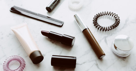 Verschiedene Mascara-Tuben mit Bürstchen auf hellem Hintergrund – How to choose mascara 2026
