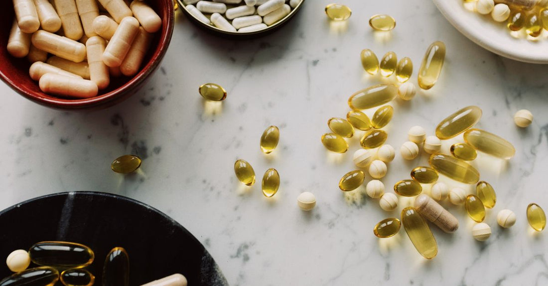 Verschiedene Flaschen mit den besten kombinierten Vitamin- und Mineralstoffpräparaten 2026 auf einem hellen Tisch