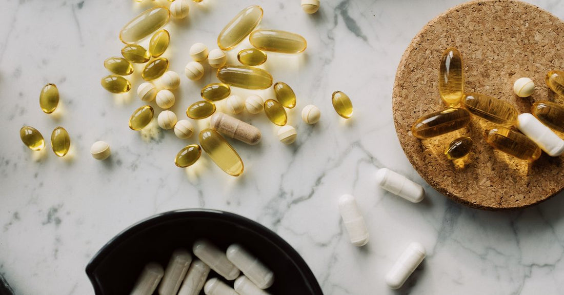 Nahaufnahme einer geöffneten Dose mit bunten Vitamin- und Mineralstoffkapseln auf einem hellen Hintergrund – Auswahl kombinierter Präparate