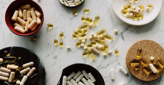 Verdauung & Darmgesundheit Buying Guide: Probiotika, Ballaststoffe und Enzyme auf einem Tisch