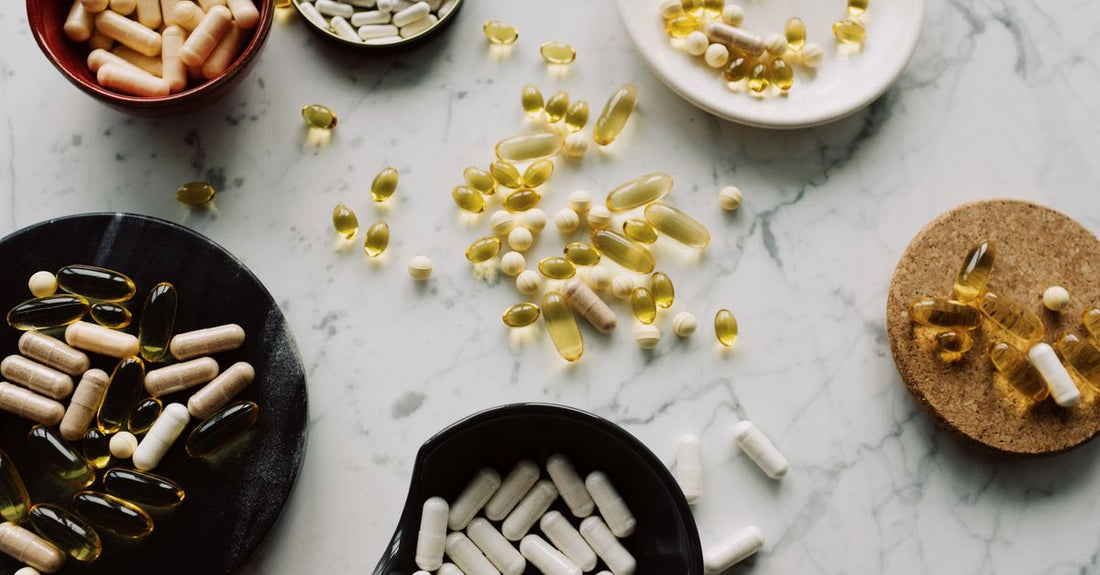 Vitamin-D-Kapseln und eine Flasche auf einem weißen Tisch – how to choose vitamin d