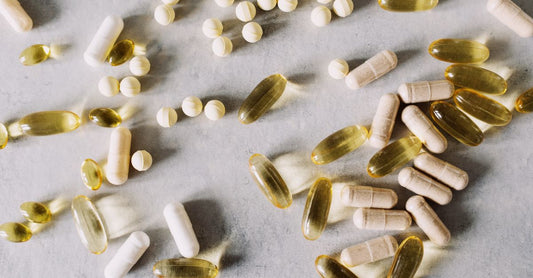Probiotische Lebensmittel vs Nahrungsergänzungsmittel: Vergleich von fermentierten Lebensmitteln und Kapseln auf einem Tisch
