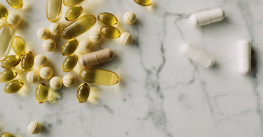 Fischölkapseln in einer Glasschale – hochwertiges Omega-3-Supplement für die tägliche Einnahme