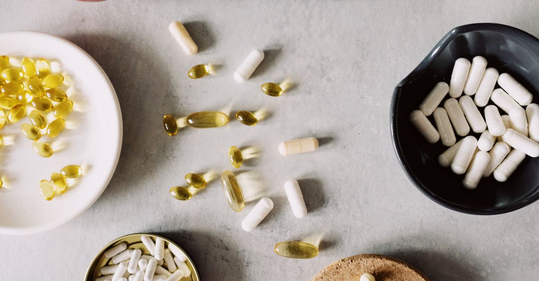 Blended Vitamin & Mineral Supplements Buying Guide: Verschiedene Kombipräparate auf einem Tisch angeordnet