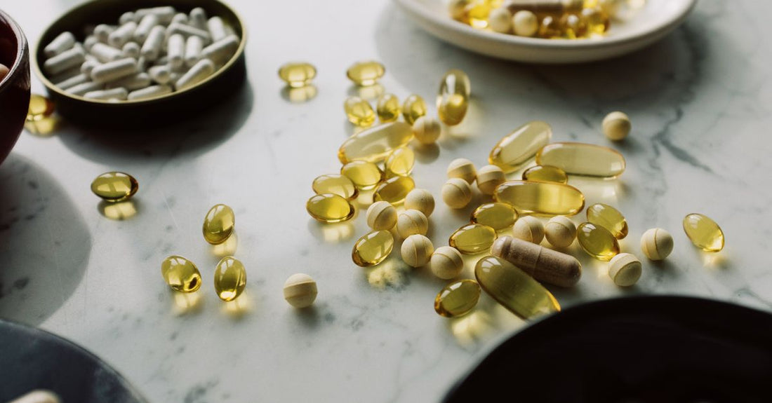 Aminosäuren Supplements für Muskelaufbau in Pulverform auf einem Tisch mit Shaker