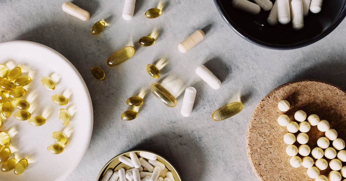 Verschiedene Sporternährungsprodukte und Vitamine auf einem Tisch – eine Anleitung zur Auswahl der richtigen Diät- und Sporternährung.