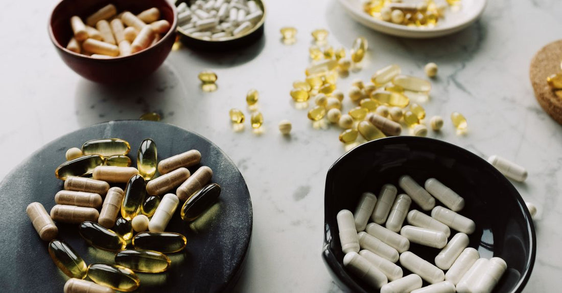 Verschiedene Flaschen mit blended Vitamin- und Mineralstoffpräparaten auf einem hellen Tisch, blended vitamin & mineral supplements buying guide