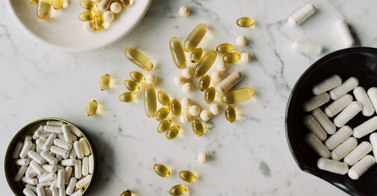 Flache Lage verschiedener Vitamin- und Mineralstoffpräparate in Flaschen und Kapseln, beste kombinierte Vitamin- & Mineralstoffpräparate 2026