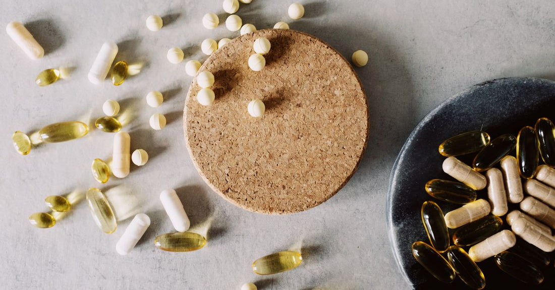 Verschiedene Zinkpräparate 2026 auf einem weißen Hintergrund, darunter Tabletten, Tropfen und Gummibärchen.
