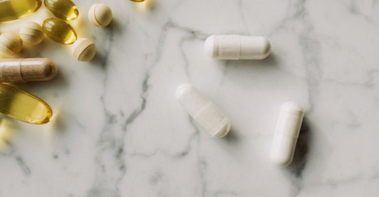 Nootropics for Focus and Concentration: Nahrungsergänzungsmittel in Kapselform auf einem Tisch