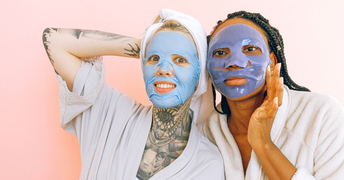 Masken Buying Guide: Verschiedene Gesichtsmasken auf einem hellen Hintergrund, darunter Tuchmasken, Crememasken und Tonerde-Masken.