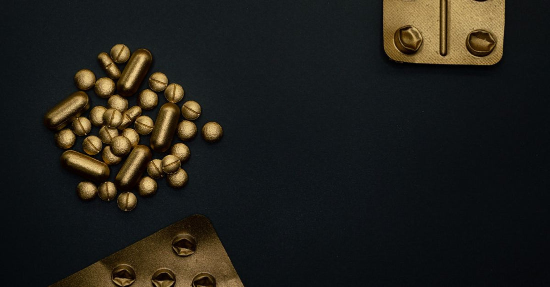 Alternative Pain Relief Buying Guide: Natürliche Schmerzmittel und Nahrungsergänzungsmittel auf einem Holztisch