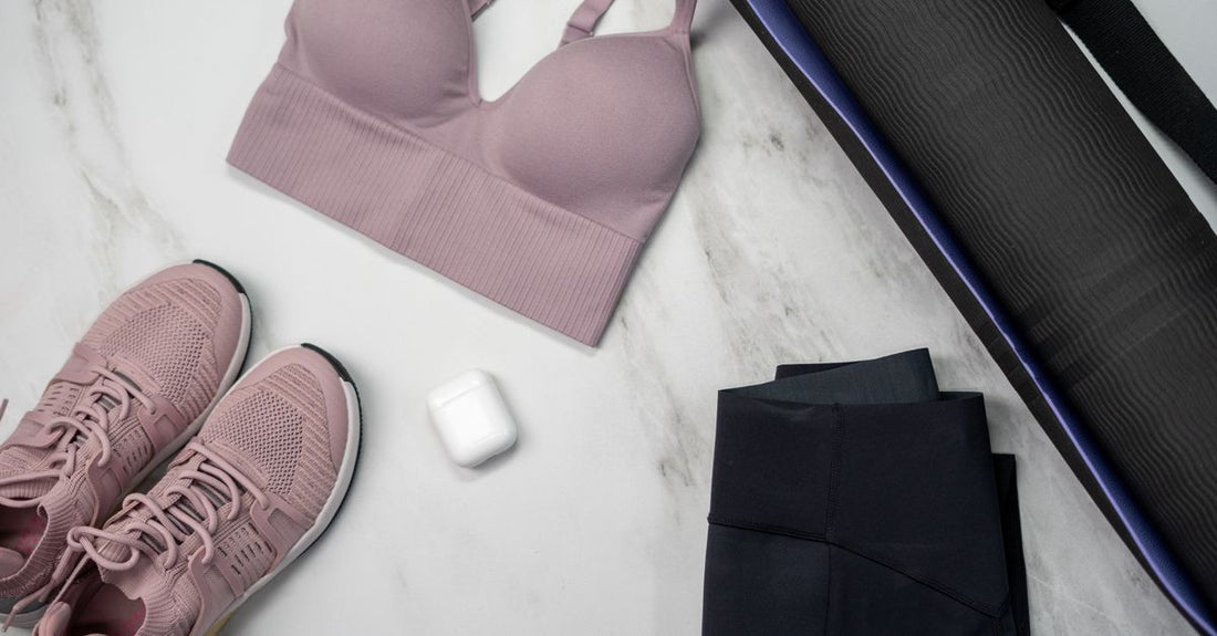 Packung mit Protective Briefs & Unterwäsche auf hellem Hintergrund, Nahaufnahme