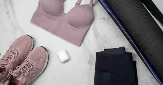 Packung mit Protective Briefs & Unterwäsche auf hellem Hintergrund, Nahaufnahme