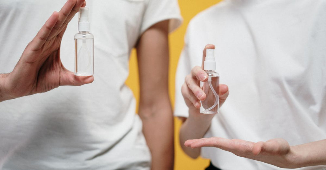 Antiperspirant Deodorant Buying Guide – verschiedene Deo-Produkte auf einem Regal