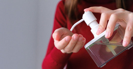 Eine Flasche Handdesinfektionsmittel auf einer Marmoroberfläche, mit dem Fokus auf Hygiene und Hautpflege für die besten Handdesinfektionsmittel 2026.