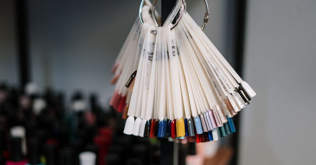 Verschiedene Nagellackflaschen in einer Reihe, die die Vielfalt der Farben und Finishes zeigen – how to choose nail polish