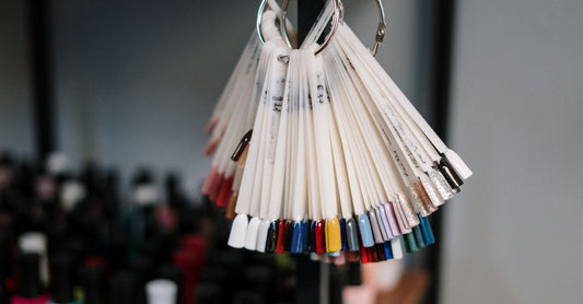 Verschiedene Nagellackflaschen in einer Reihe, die die Vielfalt der Farben und Finishes zeigen – how to choose nail polish