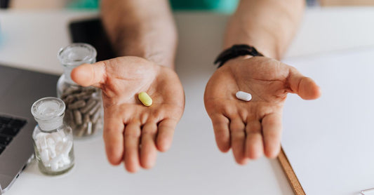 Vitamin D3 & K2 Kombipräparate in Kapselform auf einem hellen Tisch, Nahrungsergänzungsmittel Deutschland