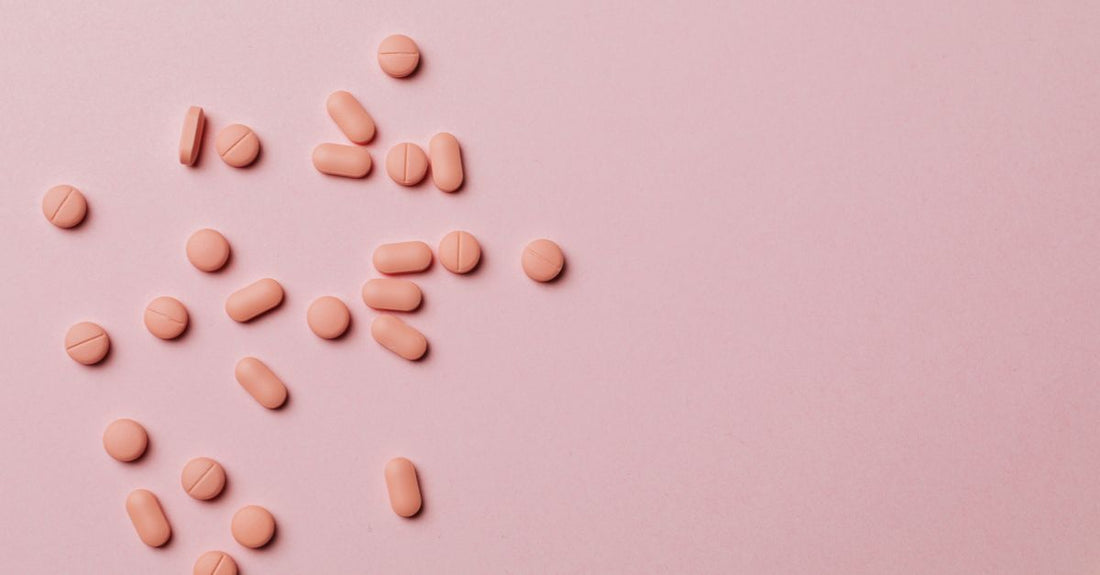 Verschiedene Schlaf- und Entspannungsprodukte auf einem Holztisch, darunter Magnesium-Gummis, Badesalz und Lavendelöl – Best Schlaf & Entspannung 2026