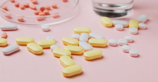Bunte Flasche mit besten Kinder-Vitaminen 2026 auf einem Tisch