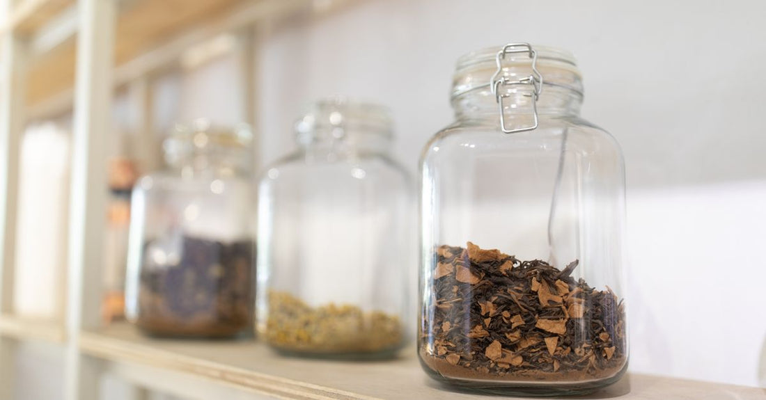 Verschiedene Glasgefäße auf einem Küchenregal – how to choose jars für optimale Aufbewahrung im Juli 2026