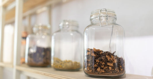 Verschiedene Glasgefäße auf einem Küchenregal – how to choose jars für optimale Aufbewahrung im Juli 2026