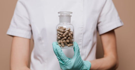 Huperzine A Nahrungsergänzungsmittel Flasche auf einem Tisch mit Tageslicht