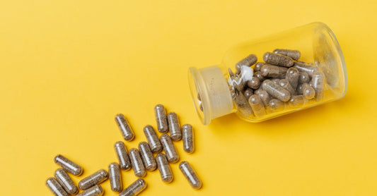 Kalium-Supplement für Blutdruck in einer Flasche mit Kapseln auf einem hellen Hintergrund.