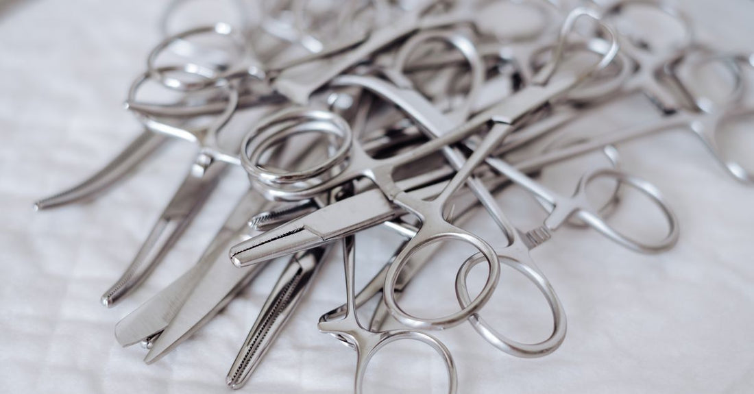 Edelstahl-Augenbrauenschere auf weißem Hintergrund – how to choose eyebrow scissors