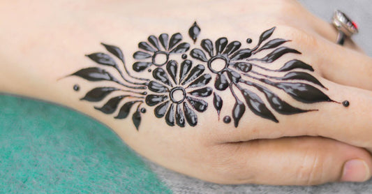 Temporäre Tattoos Buying Guide: Verschiedene bunte temporäre Tattoo-Designs auf einem hellen Hintergrund angeordnet.