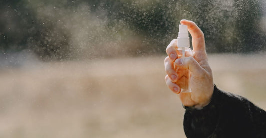 Verschiedene Bodyspray-Flaschen in sommerlichem Licht – so wählen Sie das richtige Body Spray aus