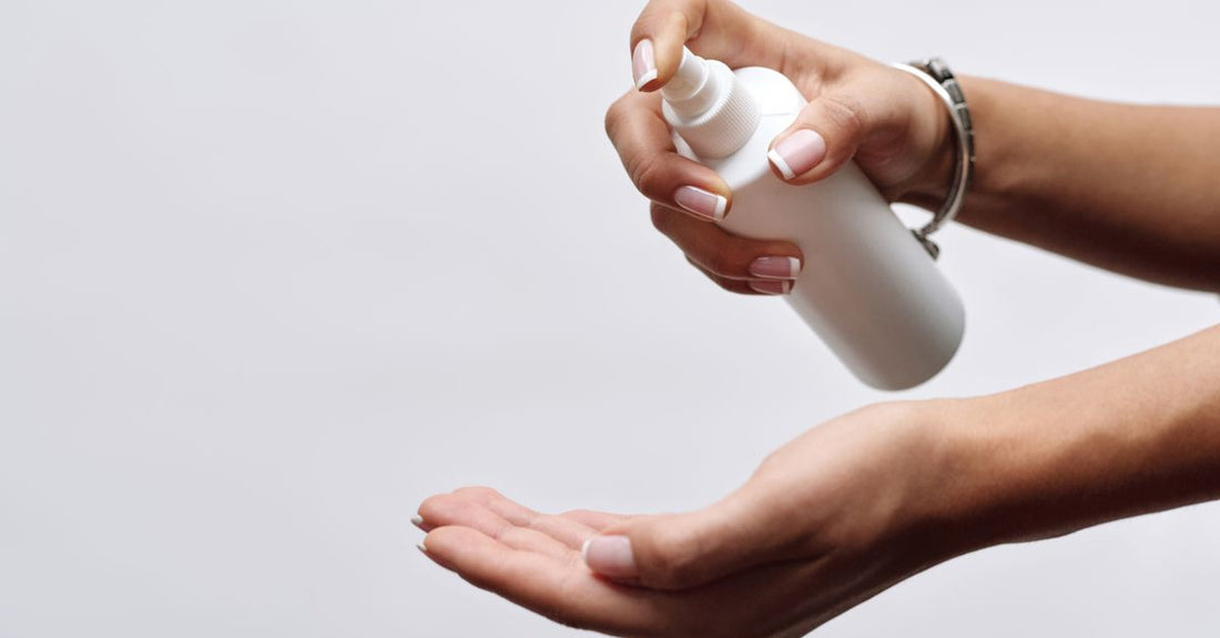 Hand Sanitizers Buying Guide: Durchsichtige Desinfektionsmittel-Flasche auf hellem Hintergrund