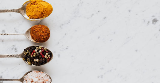 Nahaufnahme einer Kurkuma-Curcumin-Kapsel mit schwarzem Pfeffer auf einem Holztisch, Kurkuma Curcumin mit schwarzem Pfeffer Vorteile